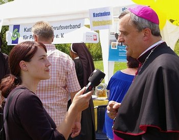 Interview mit Bischof Dr. Wiesemann Bischof Dr. Wiesemann wird von einer Rundfunkjournalistin interviewt.